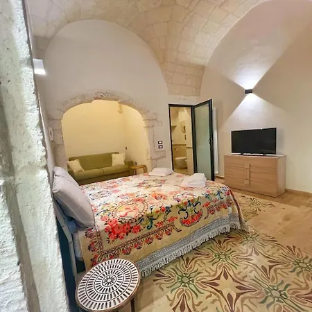 Grotta Divina 오스투니